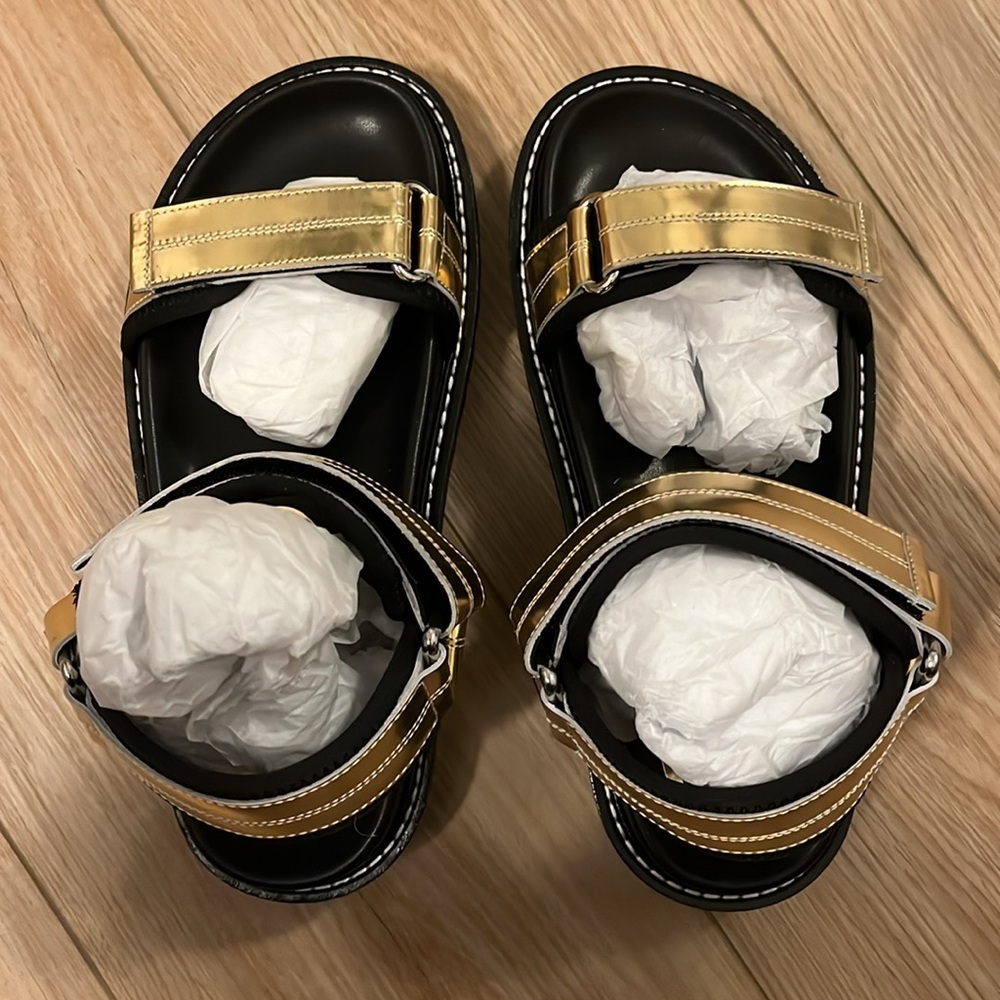 NIB Caverley Roni sandal in mirrored gold leather and black - Picture 3 of 7
